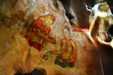 Freski na ścianie skały Sigiriya, w dzielnicy Matale na Sri Lance. Ten 370-metrowy kopiec lawy starożytnego wulkanu słynie z ufortyfikowanego kompleksu pałacowego, wybudowanego za panowania króla K.